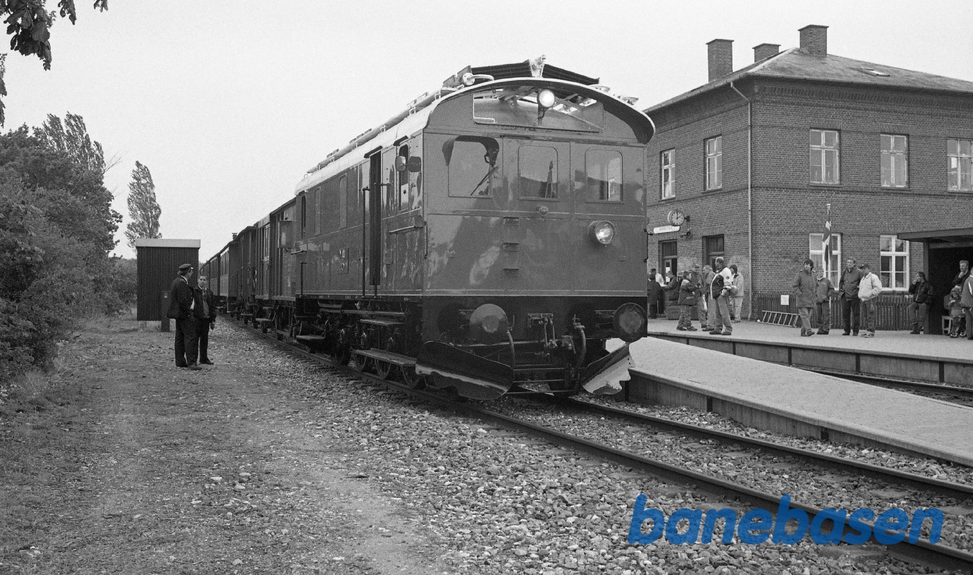 OHJ 40 med veterantog på Græsted station OHJ 40 med veterantog på Græsted station