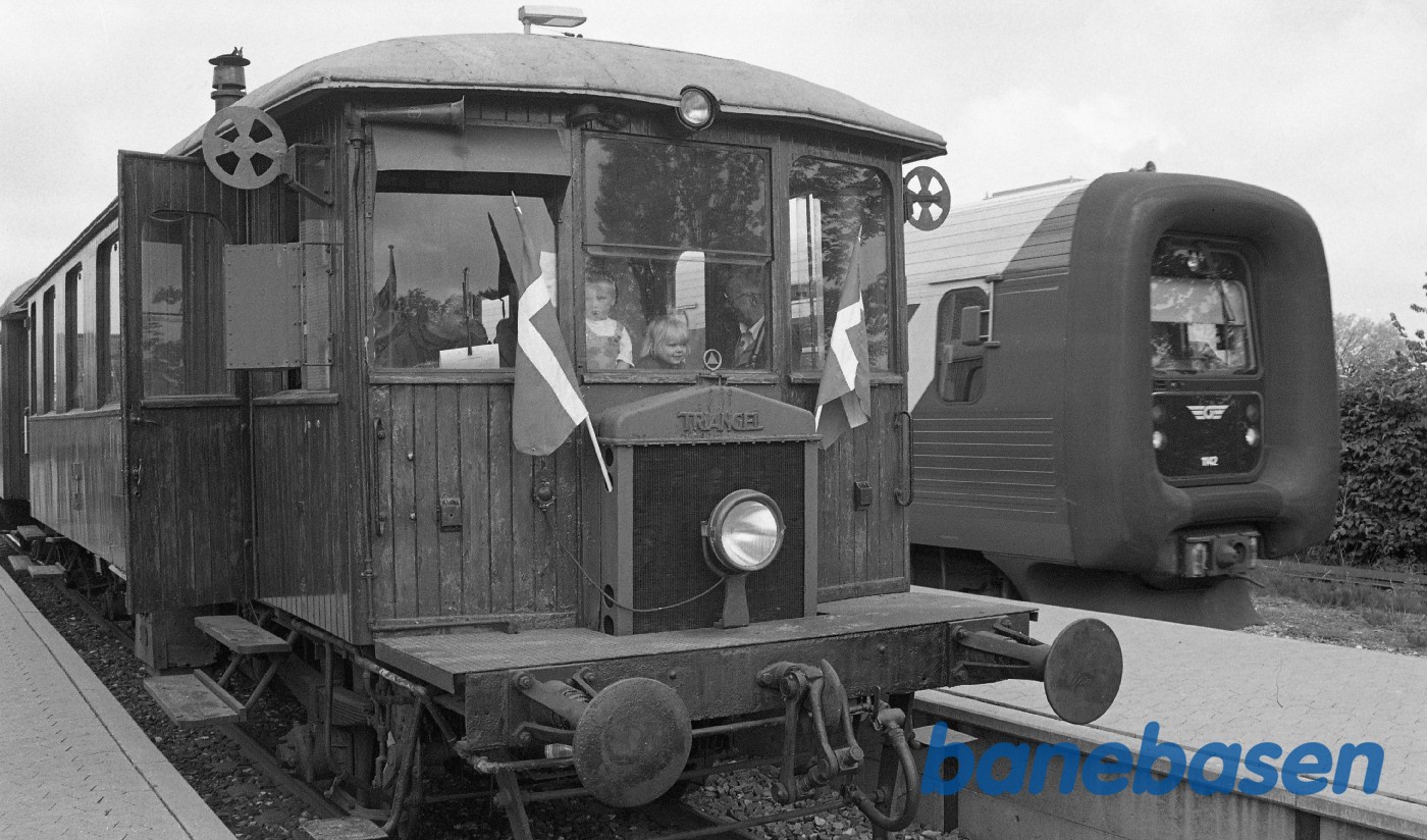 Veterantog for børn, LNJ M4 krydser med IC2 i Græsted Veterantog for børn, LNJ M4 krydser med IC2 i Græsted