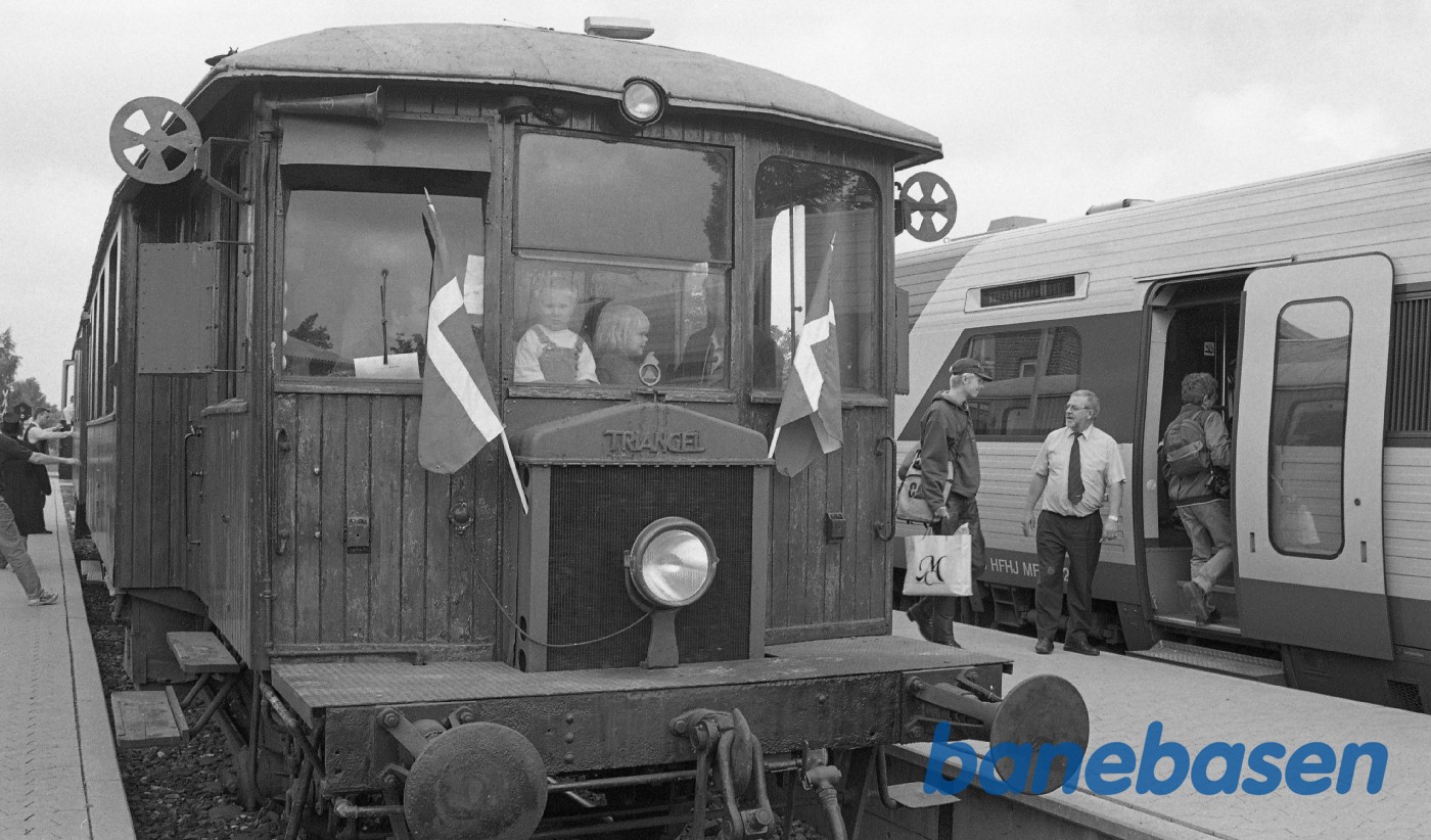 Veterantog for børn, LNJ M4 krydser med IC2 i Græsted Veterantog for børn, LNJ M4 krydser med IC2 i Græsted