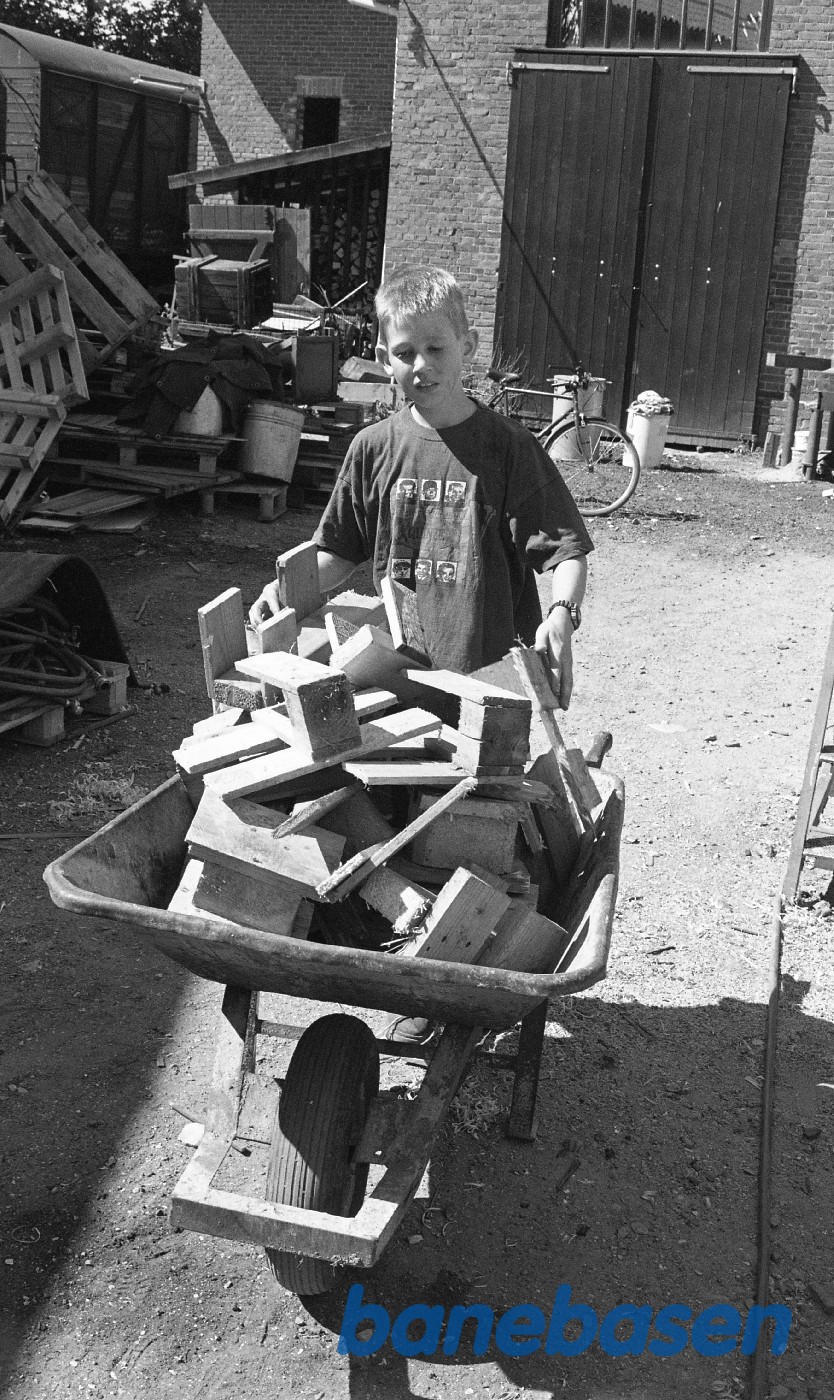 Dreng med opfyringstræ i Græsted Dreng med opfyringstræ i Græsted