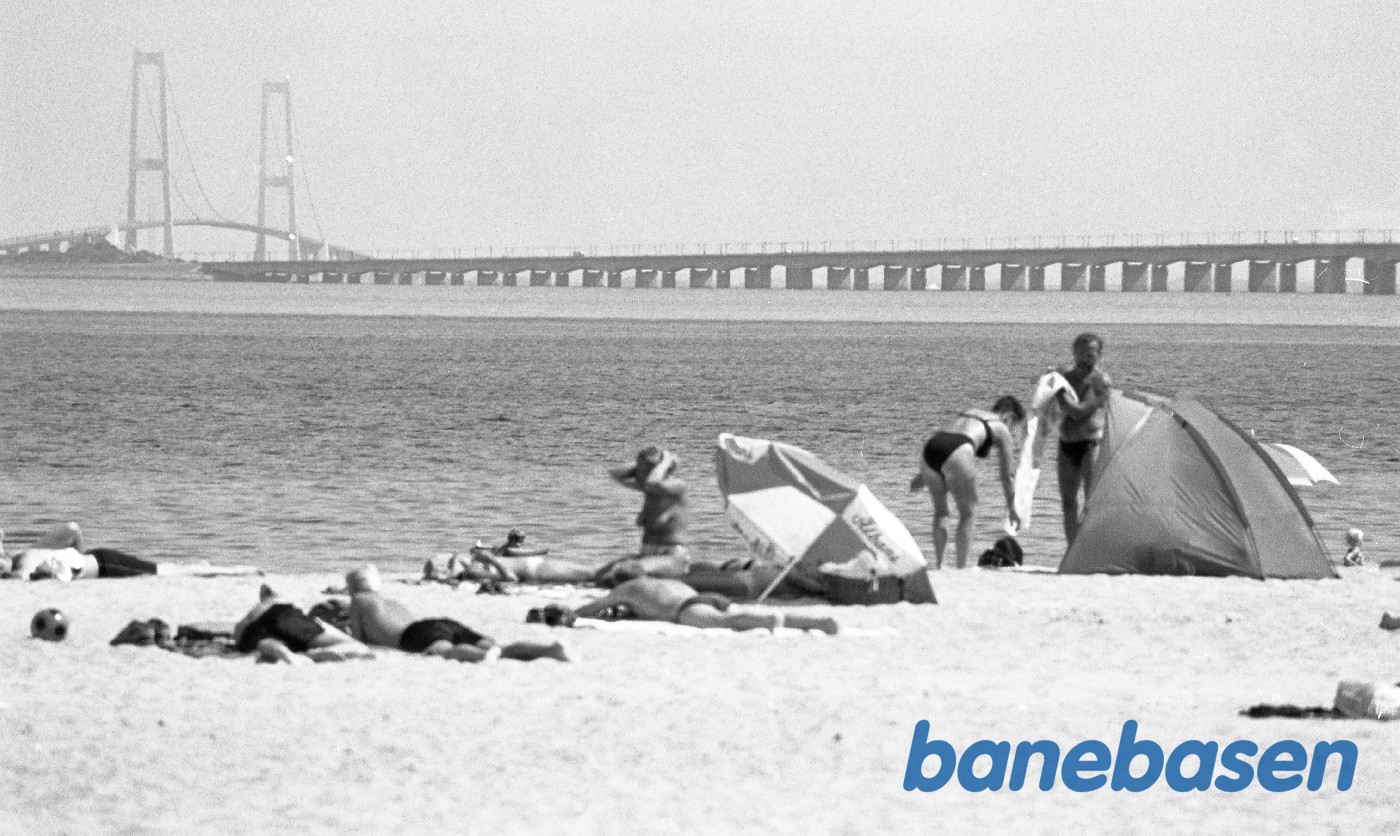 Strand med Storebæltsbroen i baggrunden Strand med Storebæltsbroen i baggrunden