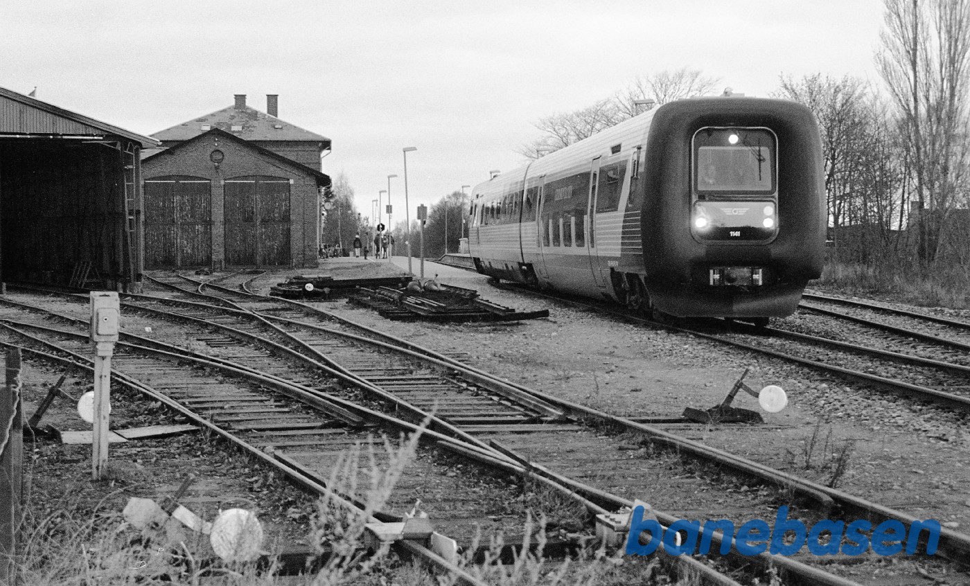 Gribskovbanens tog forlader Græsted station i retning mod Hillerød Gribskovbanens tog forlader Græsted station i retning mod Hillerød