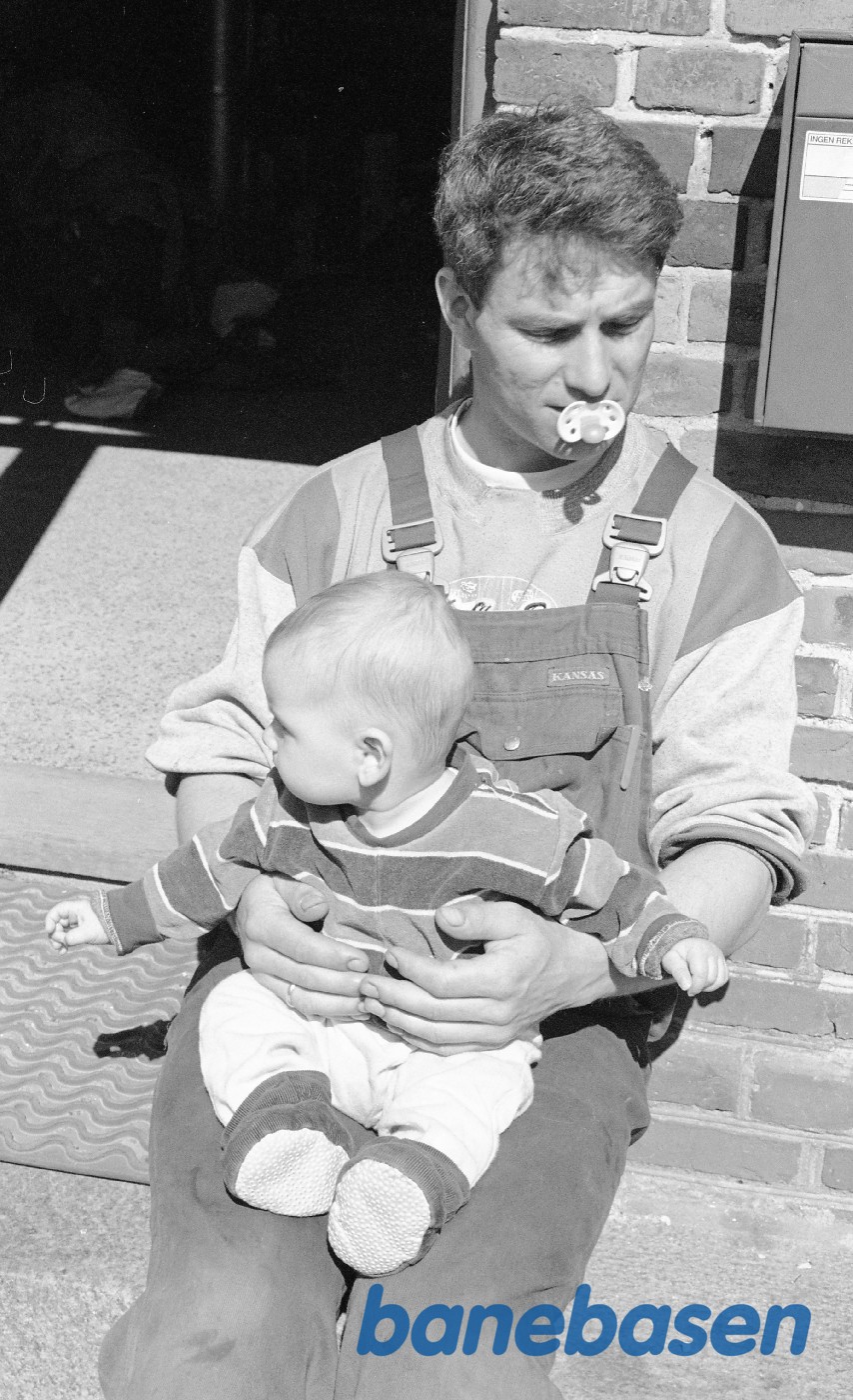 Søren med baby foran stationen Søren med baby foran stationen