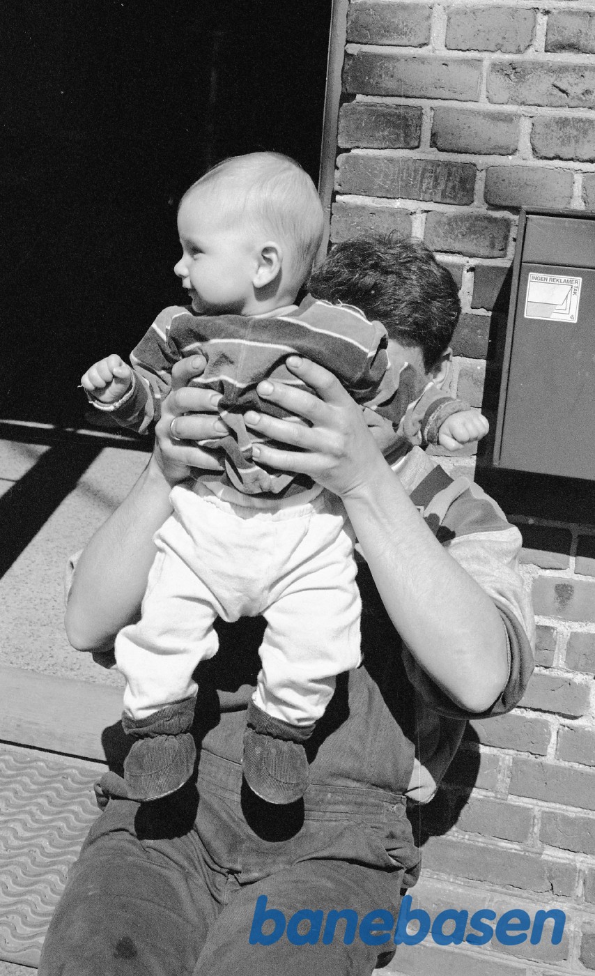 Søren med baby foran stationen Søren med baby foran stationen