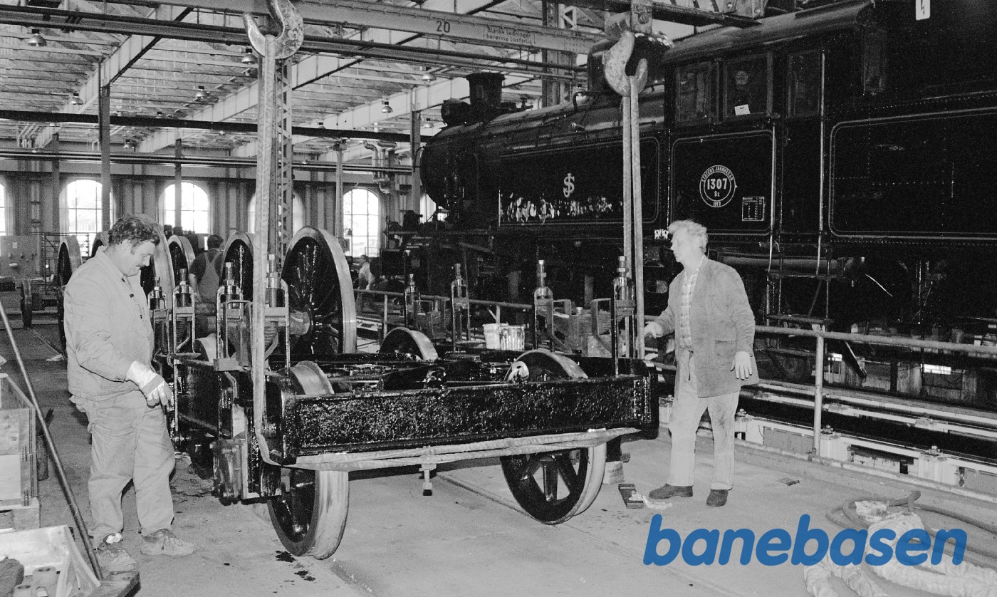 S 1307, nye hjulringe i lokomotivværkstedet på Cvk S 1307, nye hjulringe i lokomotivværkstedet på Cvk