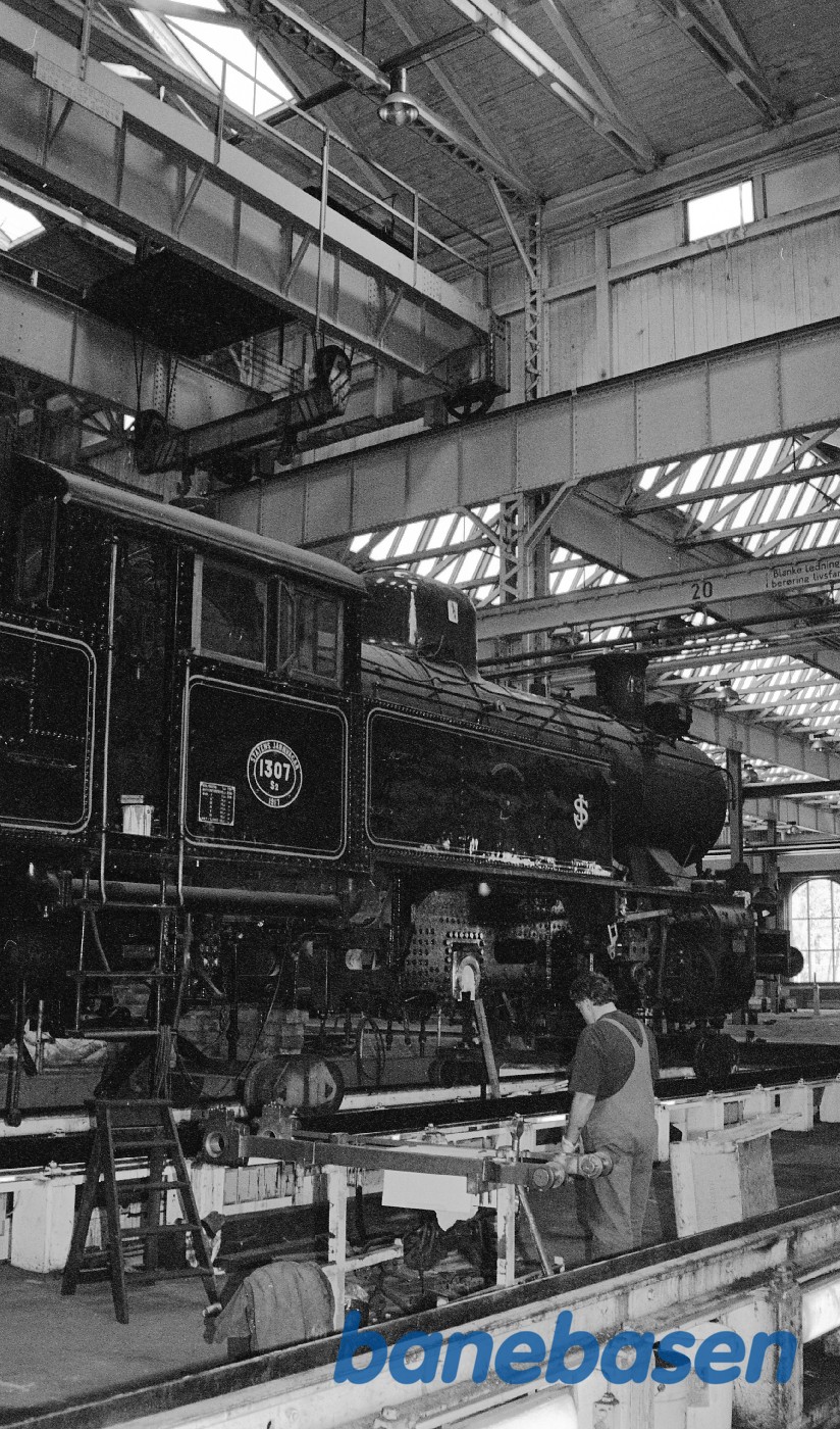 S 1307, nye hjulringe i lokomotivværkstedet på Cvk S 1307, nye hjulringe i lokomotivværkstedet på Cvk