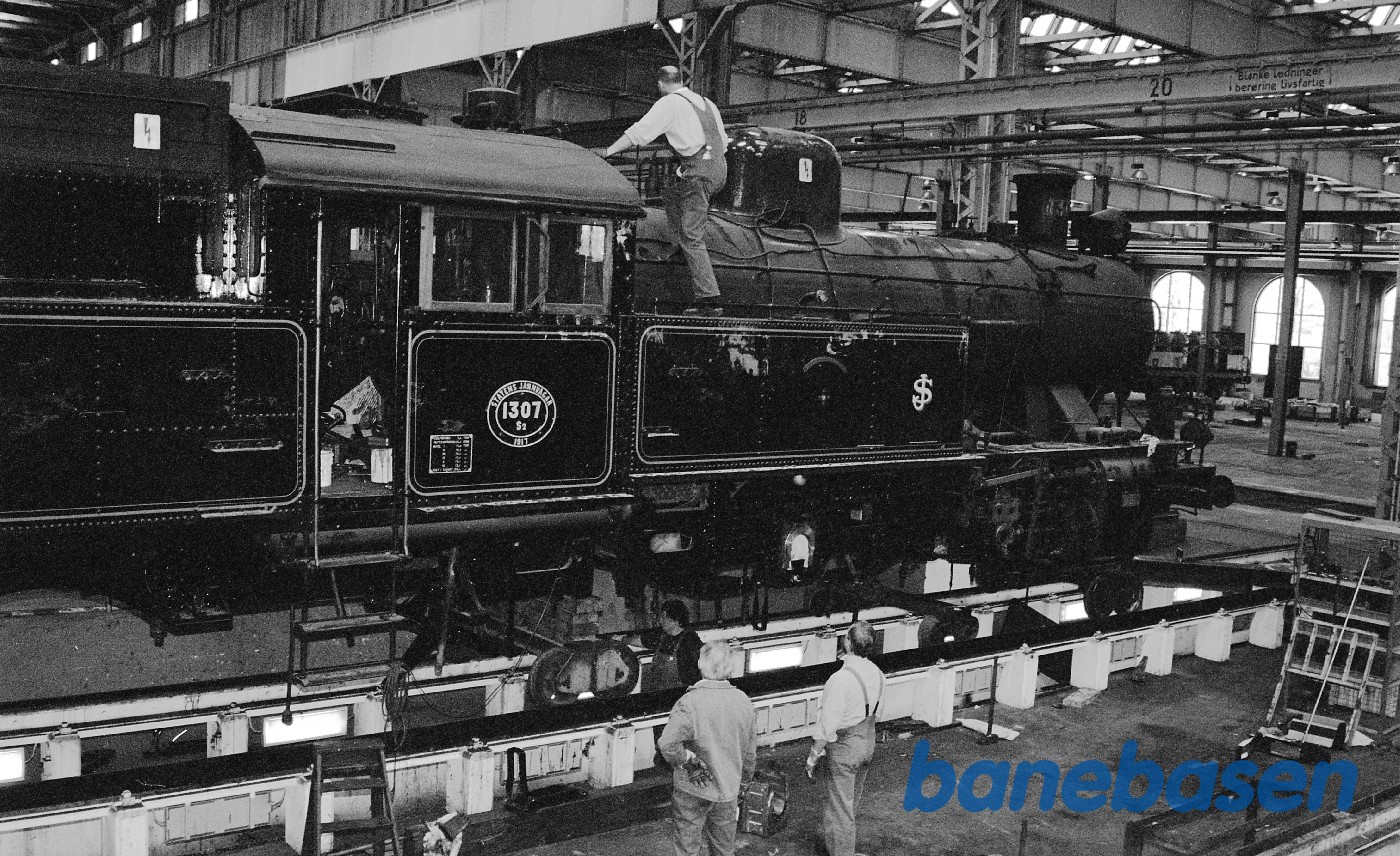 S 1307, nye hjulringe i lokomotivværkstedet på Cvk S 1307, nye hjulringe i lokomotivværkstedet på Cvk