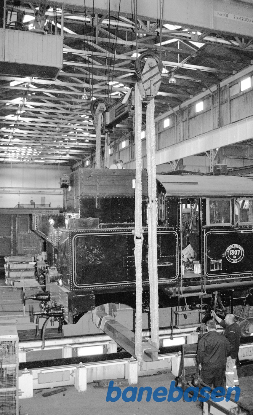 S 1307, nye hjulringe i lokomotivværkstedet på Cvk S 1307, nye hjulringe i lokomotivværkstedet på Cvk