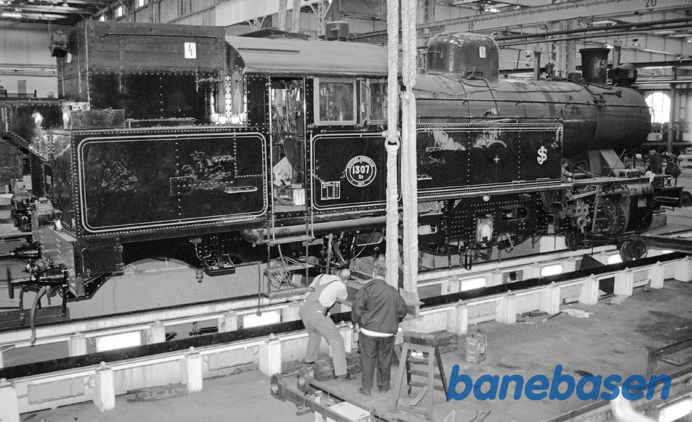 S 1307, nye hjulringe i lokomotivværkstedet på Cvk S 1307, nye hjulringe i lokomotivværkstedet på Cvk