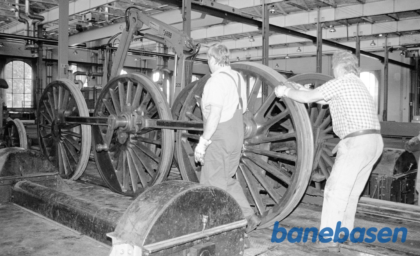 S 1307, nye hjulringe i lokomotivværkstedet på Cvk S 1307, nye hjulringe i lokomotivværkstedet på Cvk