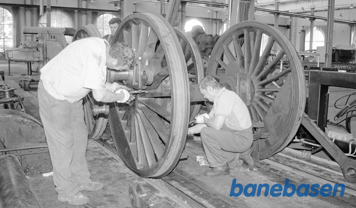 S 1307, nye hjulringe i lokomotivværkstedet på Cvk S 1307, nye hjulringe i lokomotivværkstedet på Cvk