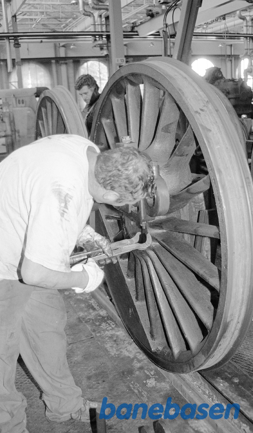 S 1307, nye hjulringe i lokomotivværkstedet på Cvk S 1307, nye hjulringe i lokomotivværkstedet på Cvk