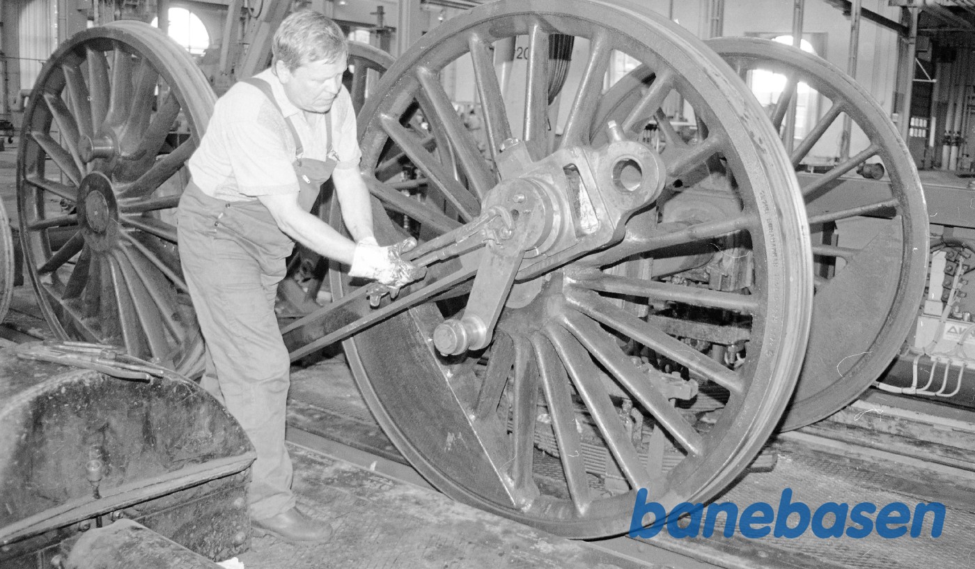 S 1307, nye hjulringe i lokomotivværkstedet på Cvk S 1307, nye hjulringe i lokomotivværkstedet på Cvk