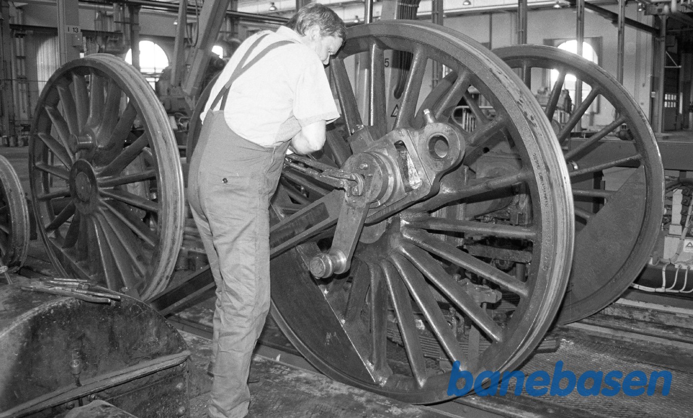 S 1307, nye hjulringe i lokomotivværkstedet på Cvk S 1307, nye hjulringe i lokomotivværkstedet på Cvk