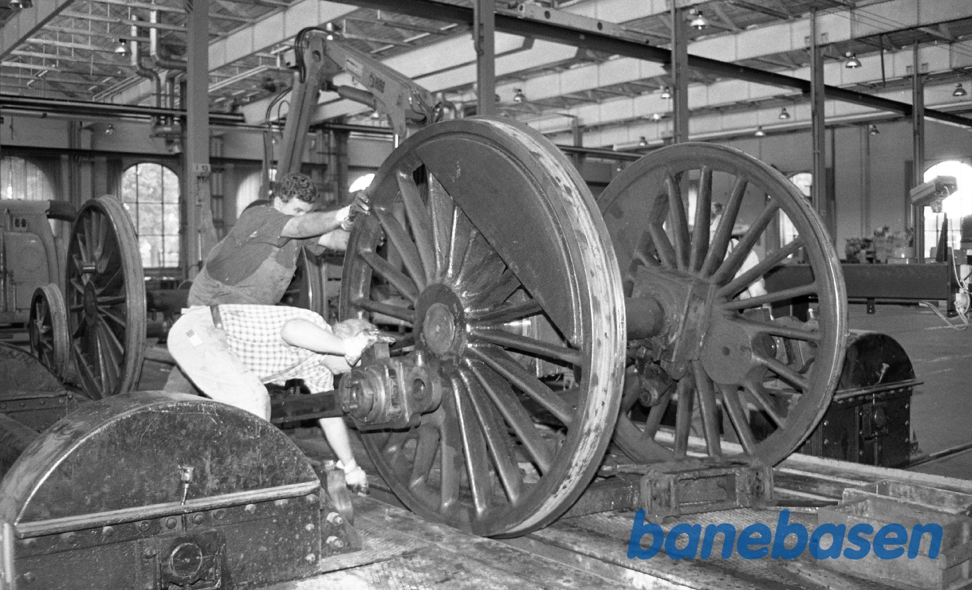 S 1307, nye hjulringe i lokomotivværkstedet på Cvk S 1307, nye hjulringe i lokomotivværkstedet på Cvk