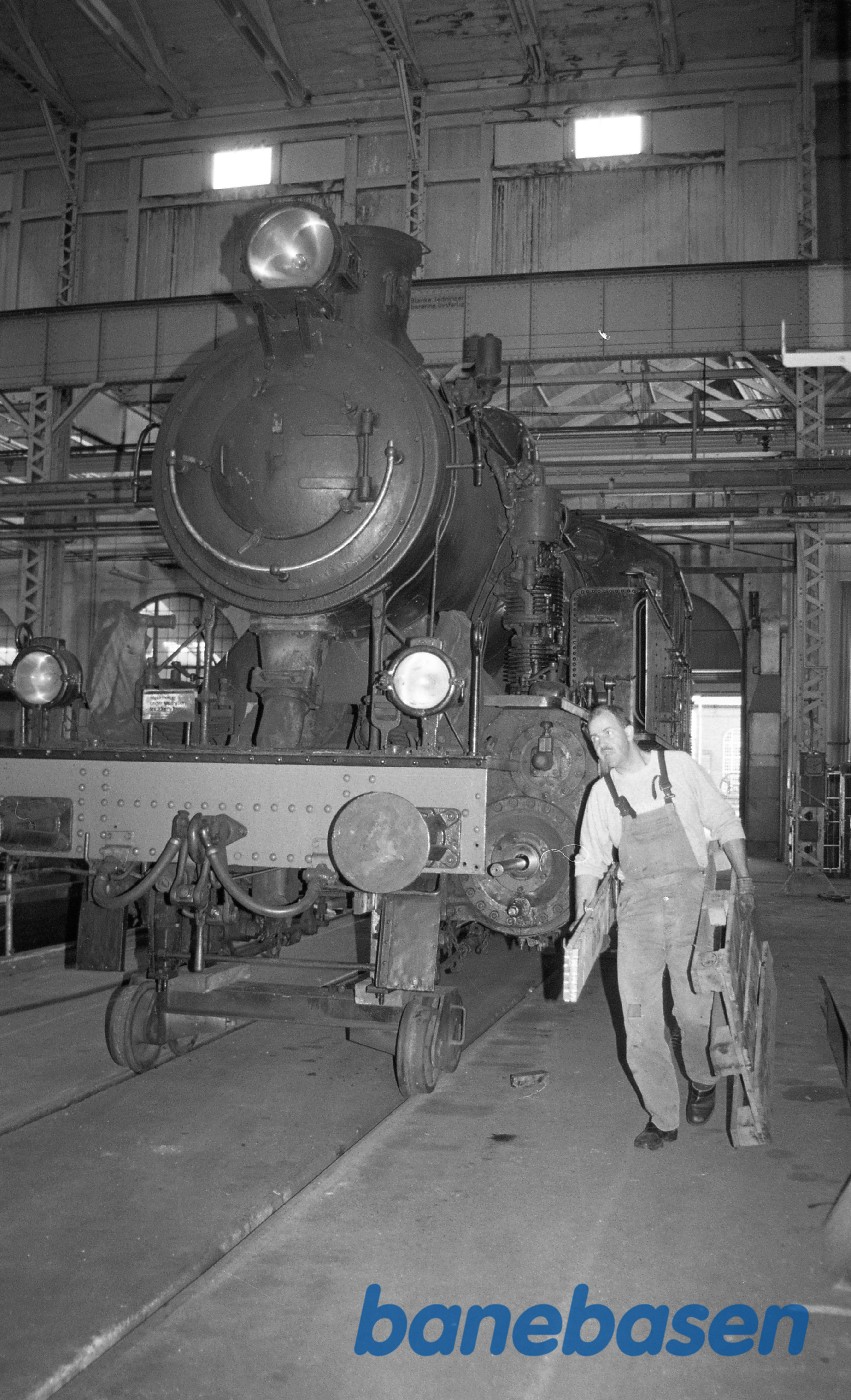 S 1307, nye hjulringe i lokomotivværkstedet på Cvk S 1307, nye hjulringe i lokomotivværkstedet på Cvk