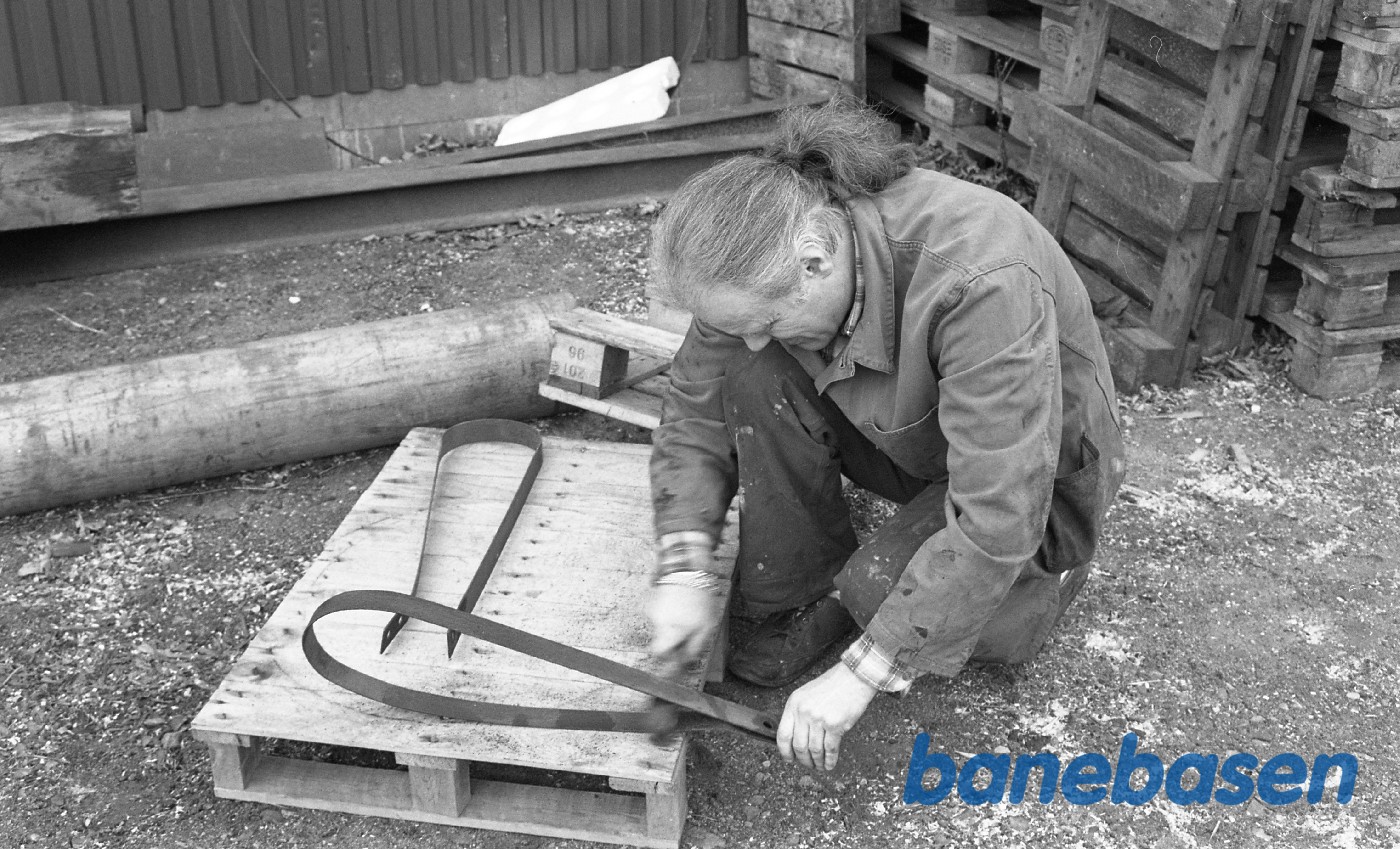 Jørn laver bøjle til bremsen Jørn laver bøjle til bremsen