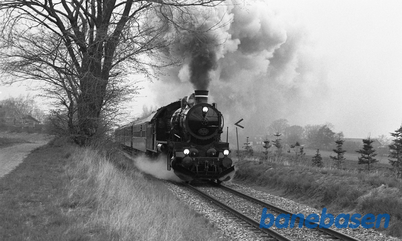 Pr 908 med særtog passerer Græsted Pr 908 med særtog passerer Græsted
