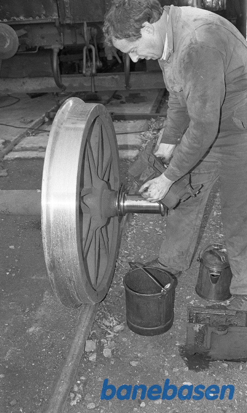 Peter kontrollerer akselsøle til vogn Peter kontrollerer akselsøle til vogn