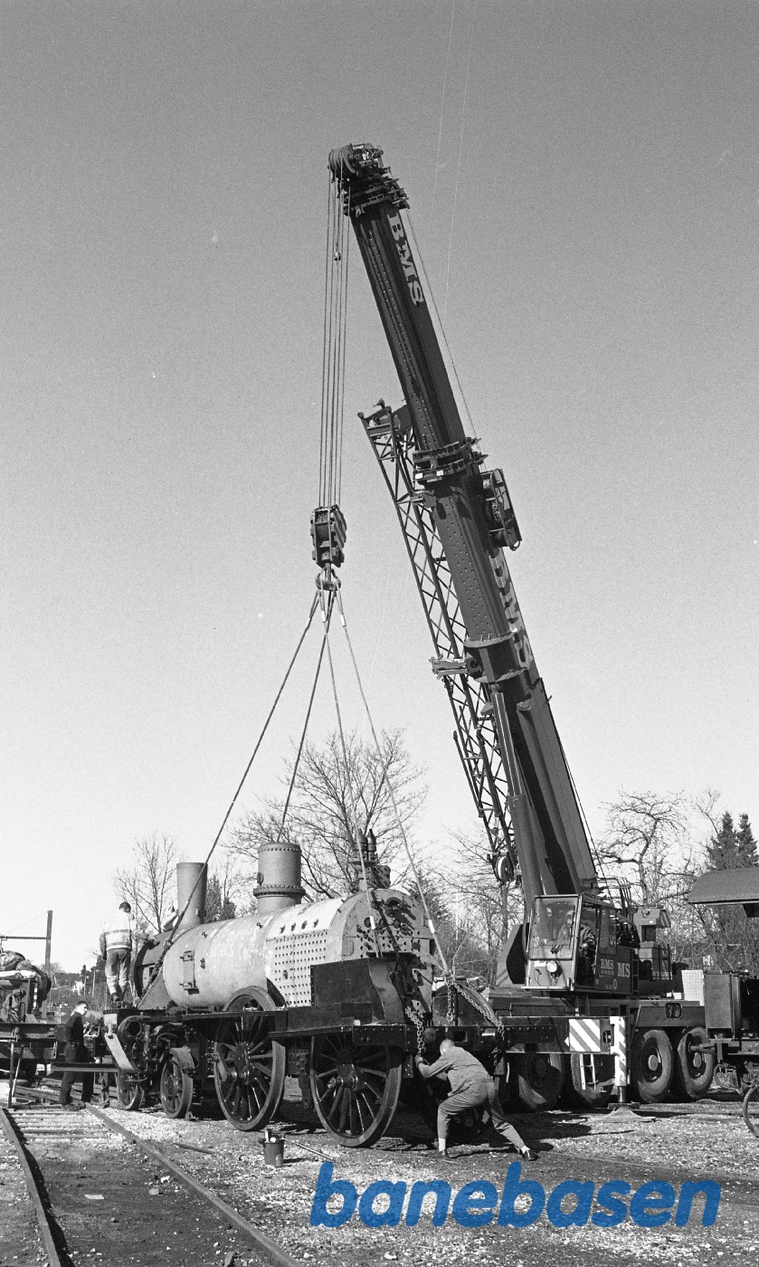Kedlen/maskinen løftes på K 582 i Rungsted Kedlen/maskinen løftes på K 582 i Rungsted