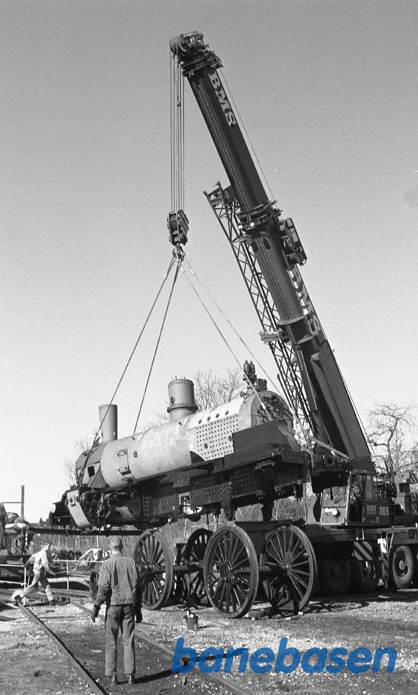 Kedlen/maskinen løftes på K 582 i Rungsted Kedlen/maskinen løftes på K 582 i Rungsted