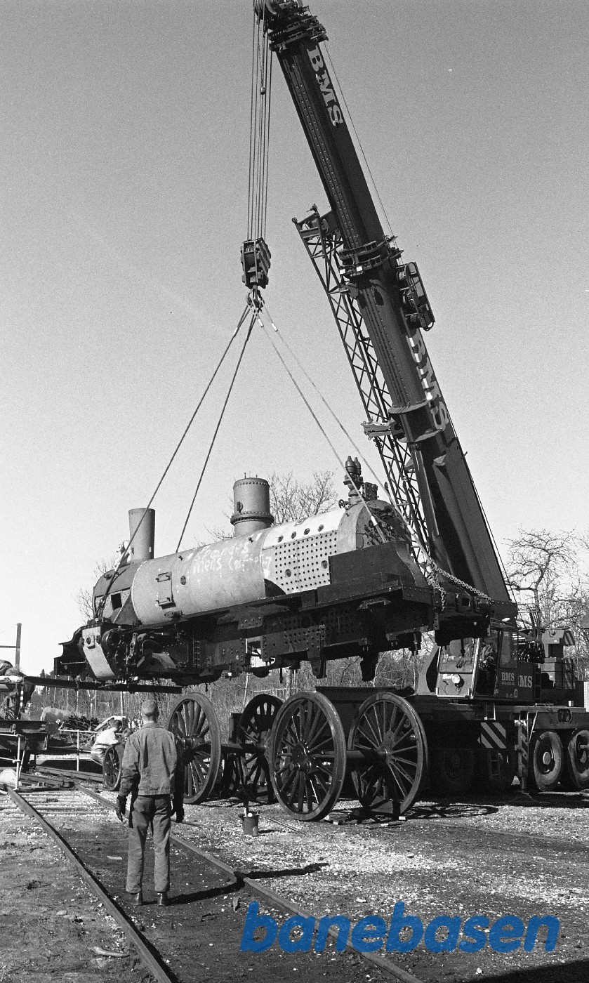 Kedlen/maskinen løftes på K 582 i Rungsted Kedlen/maskinen løftes på K 582 i Rungsted