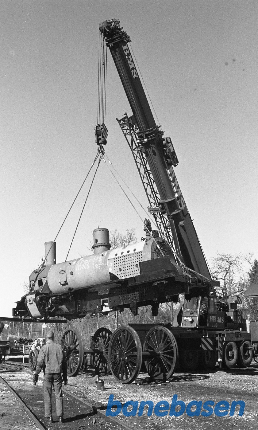 Kedlen/maskinen løftes på K 582 i Rungsted Kedlen/maskinen løftes på K 582 i Rungsted