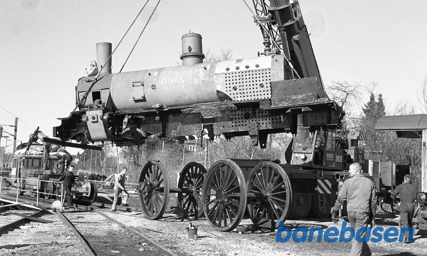 Kedlen/maskinen løftes på K 582 i Rungsted Kedlen/maskinen løftes på K 582 i Rungsted