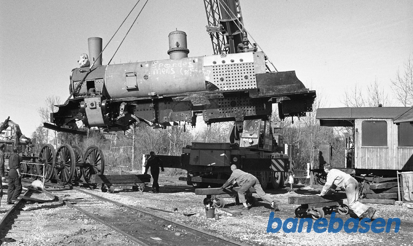 Kedlen/maskinen løftes på K 582 i Rungsted Kedlen/maskinen løftes på K 582 i Rungsted