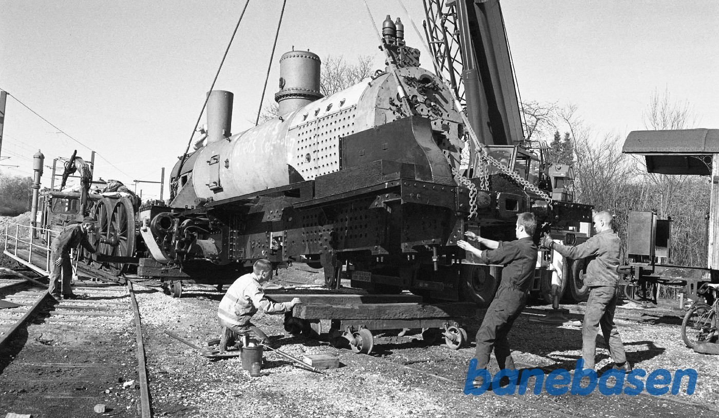 Kedlen/maskinen løftes på K 582 i Rungsted Kedlen/maskinen løftes på K 582 i Rungsted