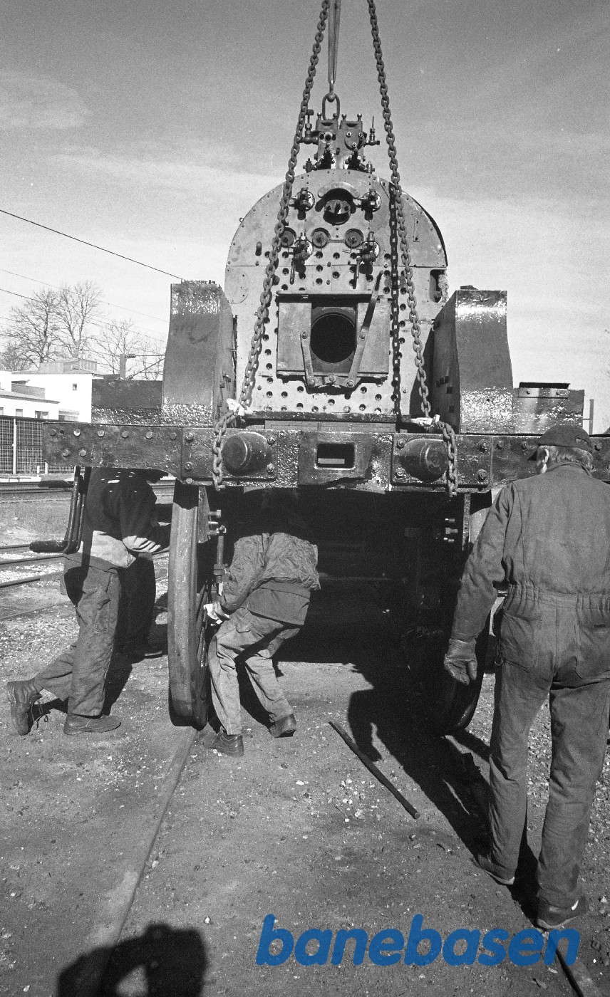 Kedlen/maskinen løftes på K 582 i Rungsted Kedlen/maskinen løftes på K 582 i Rungsted