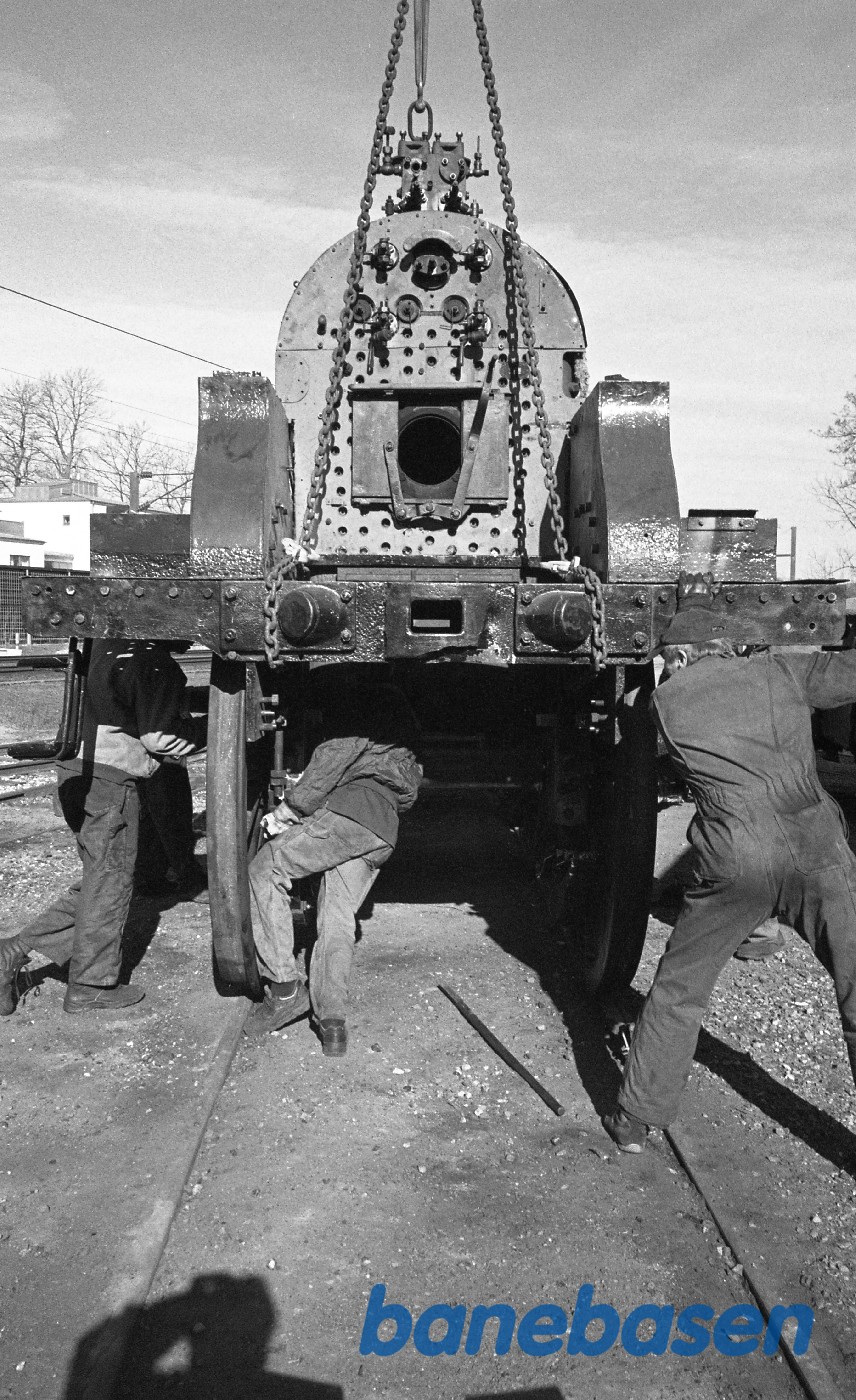 Kedlen/maskinen løftes på K 582 i Rungsted Kedlen/maskinen løftes på K 582 i Rungsted