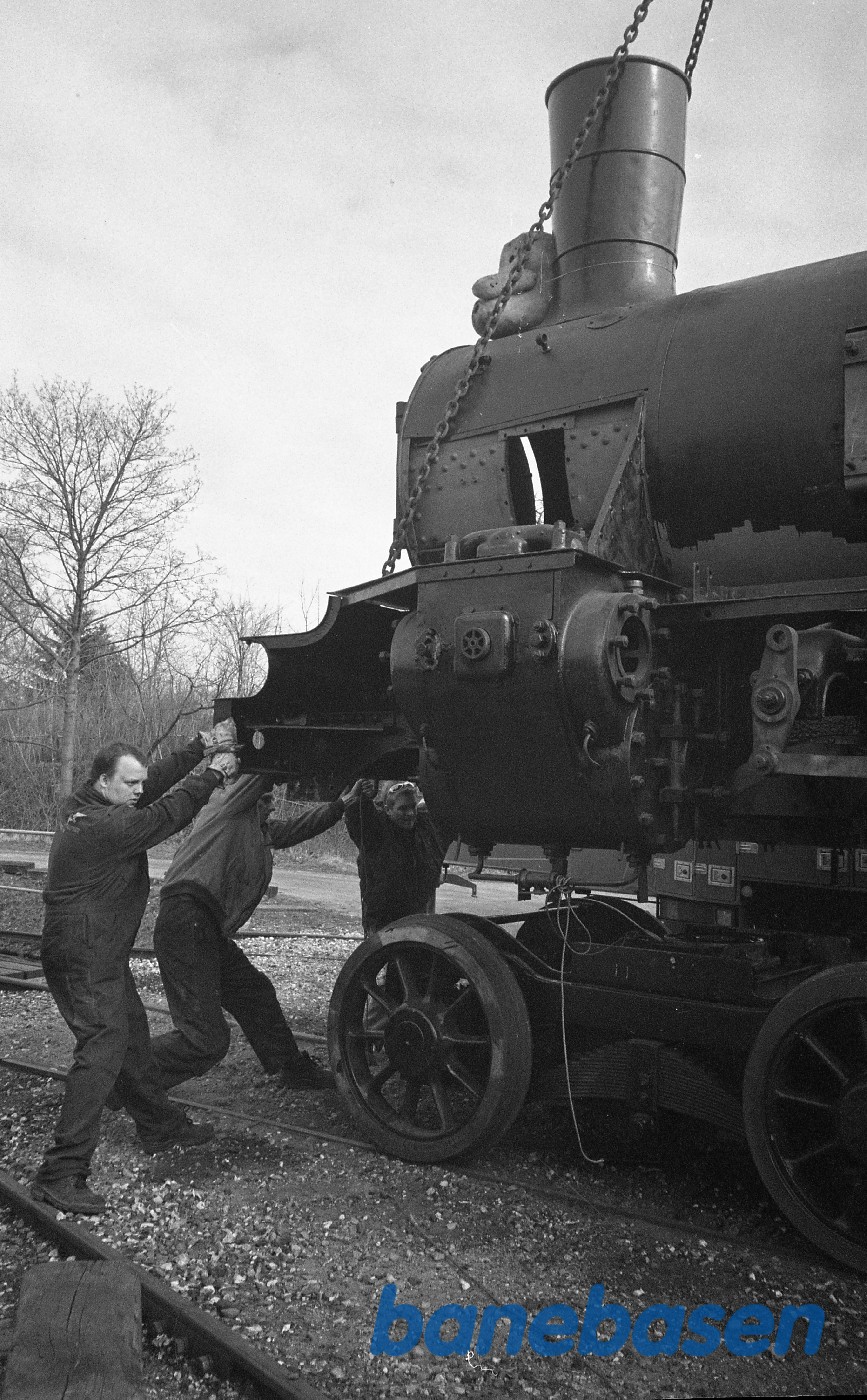 Kedlen/maskinen løftes på K 582 i Rungsted Kedlen/maskinen løftes på K 582 i Rungsted