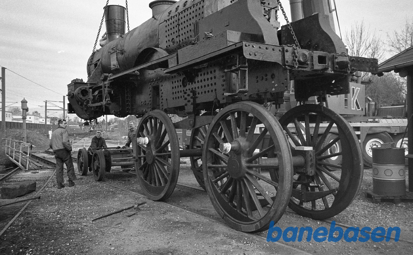 Kedlen/maskinen løftes på K 582 i Rungsted Kedlen/maskinen løftes på K 582 i Rungsted