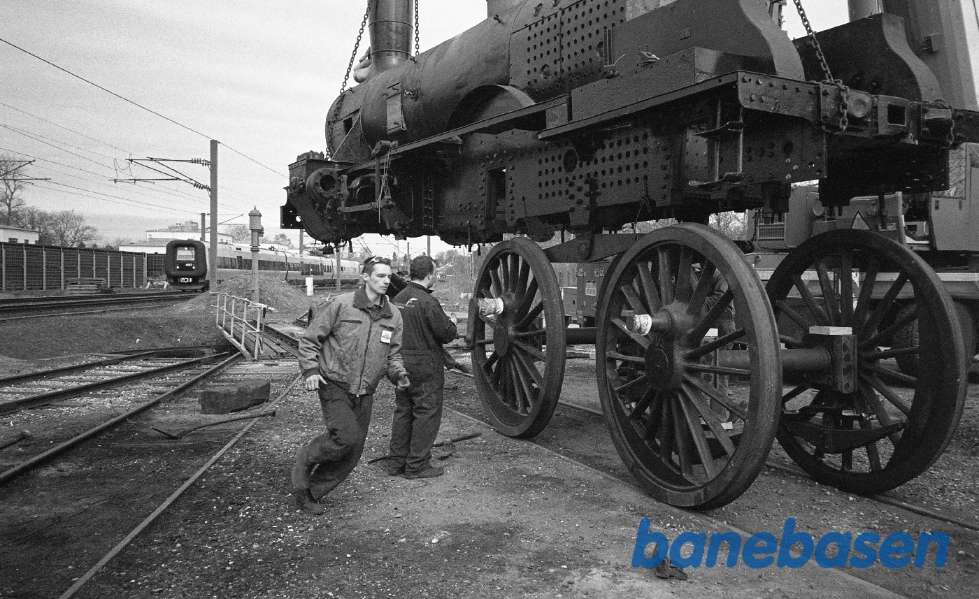 Kedlen/maskinen løftes på K 582 i Rungsted Kedlen/maskinen løftes på K 582 i Rungsted