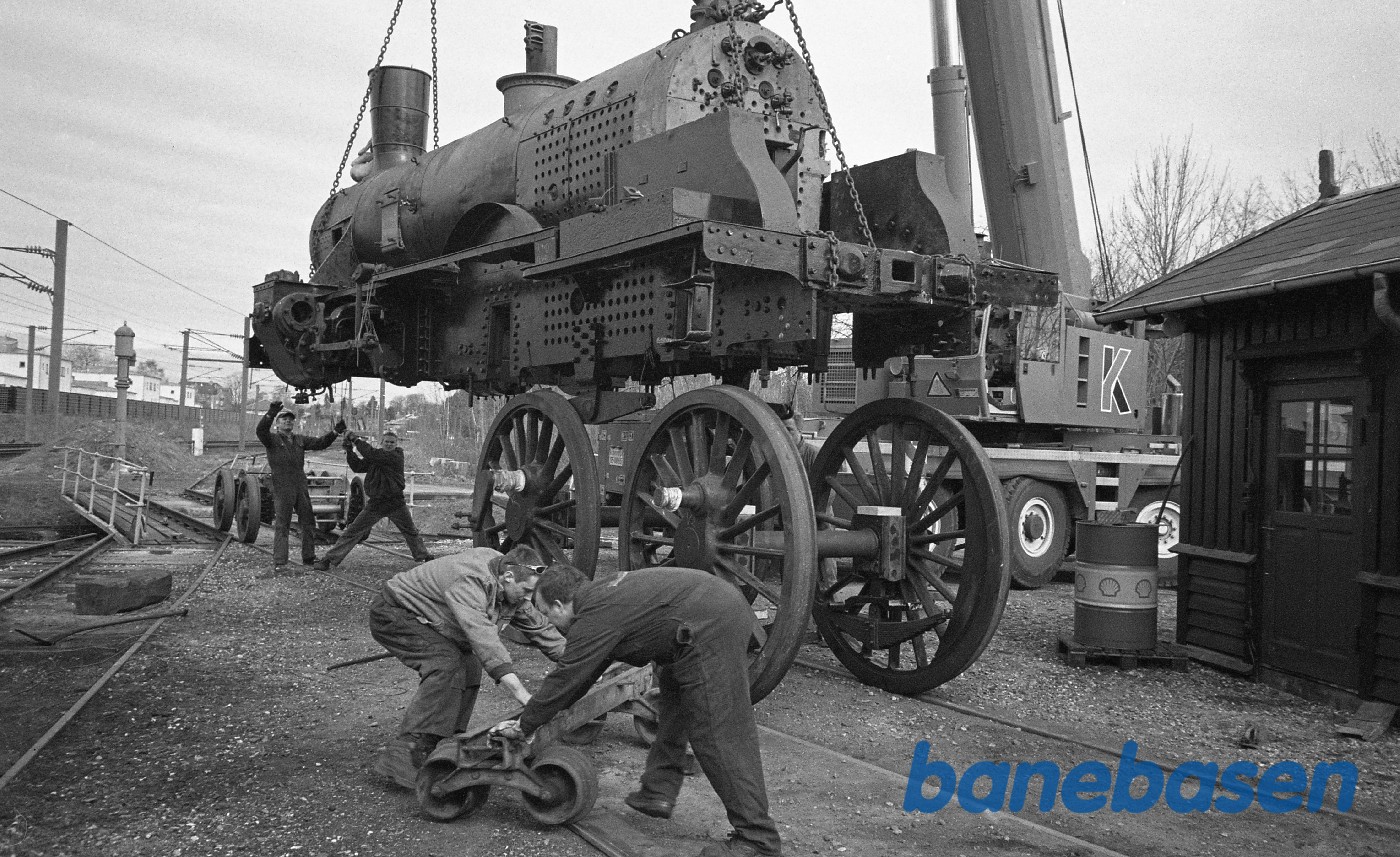 Kedlen/maskinen løftes på K 582 i Rungsted Kedlen/maskinen løftes på K 582 i Rungsted