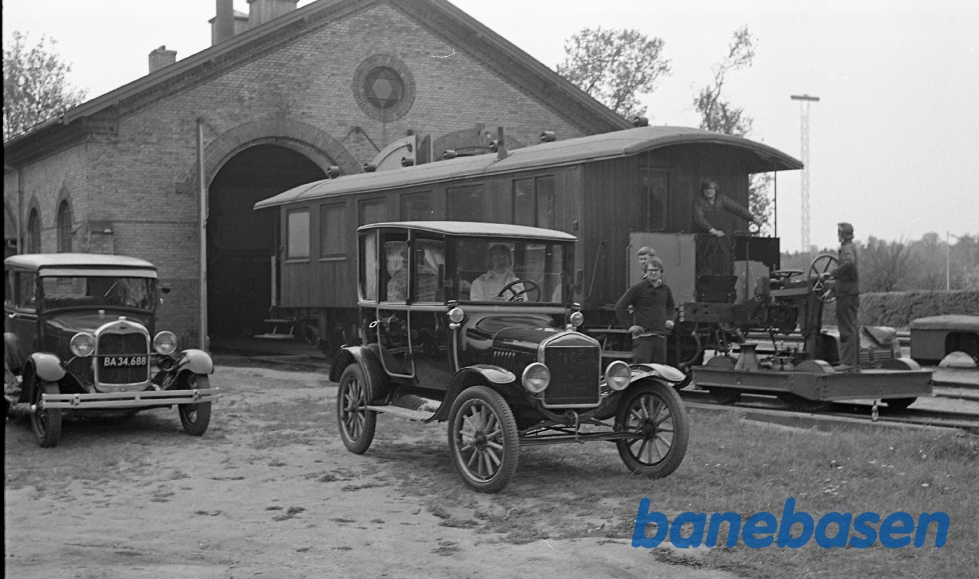 ØSJS 7 og veteranbiler i Rungsted remise ØSJS 7 og veteranbiler i Rungsted remise