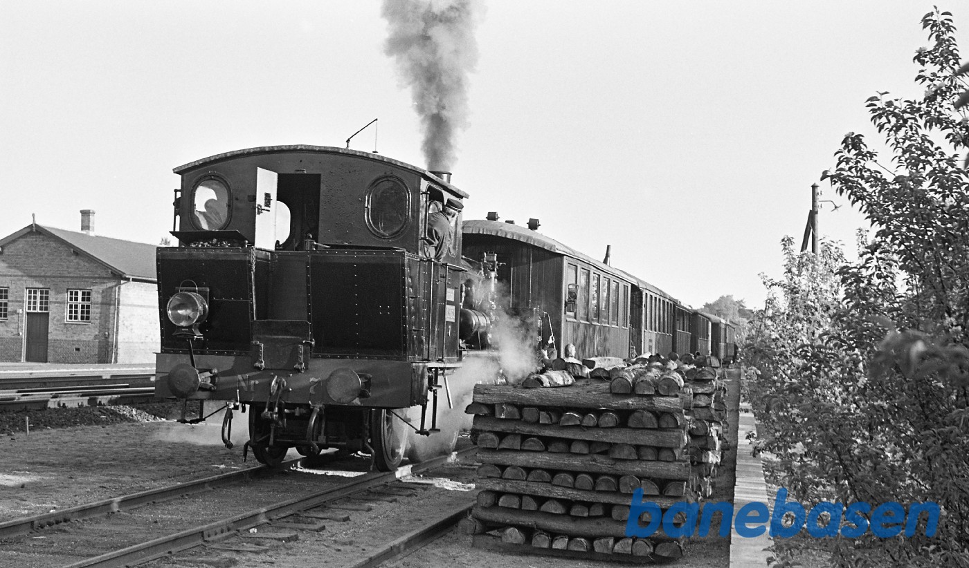 ØSJS 7 med tog på Rungsted station ØSJS 7 med tog på Rungsted station