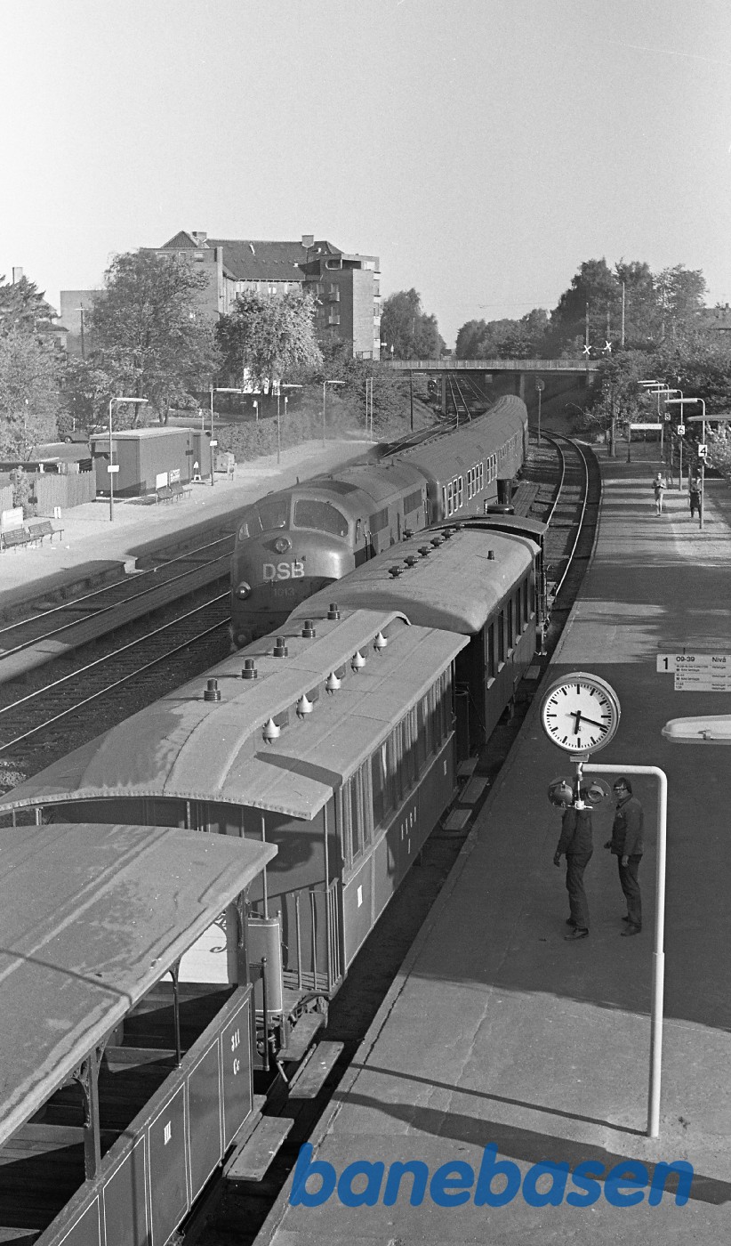 ØSJS 7 med tog på Rungsted station ØSJS 7 med tog på Rungsted station