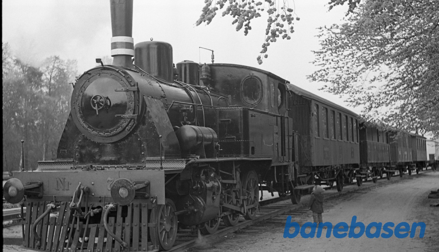 ØSJS 7 med tog på Rungsted station ØSJS 7 med tog på Rungsted station