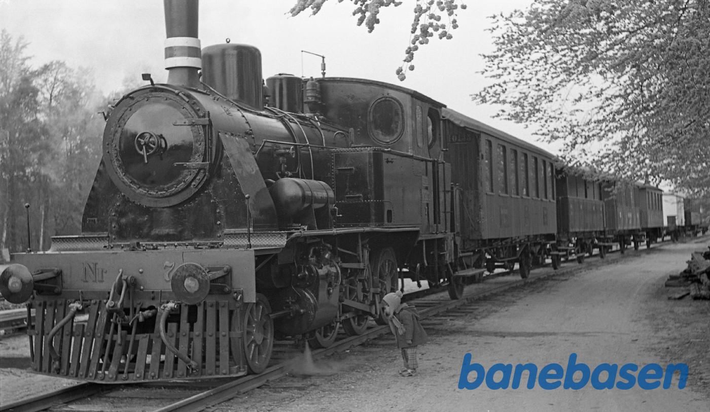 ØSJS 7 med tog på Rungsted station ØSJS 7 med tog på Rungsted station