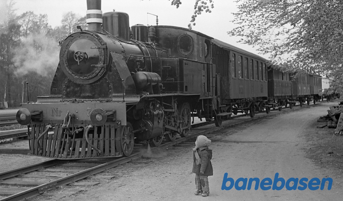 ØSJS 7 med tog på Rungsted station ØSJS 7 med tog på Rungsted station