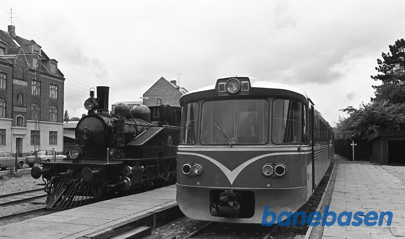 OKMJ 14 på Grønnehave station sammen med Y-tog OKMJ 14 på Grønnehave station sammen med Y-tog