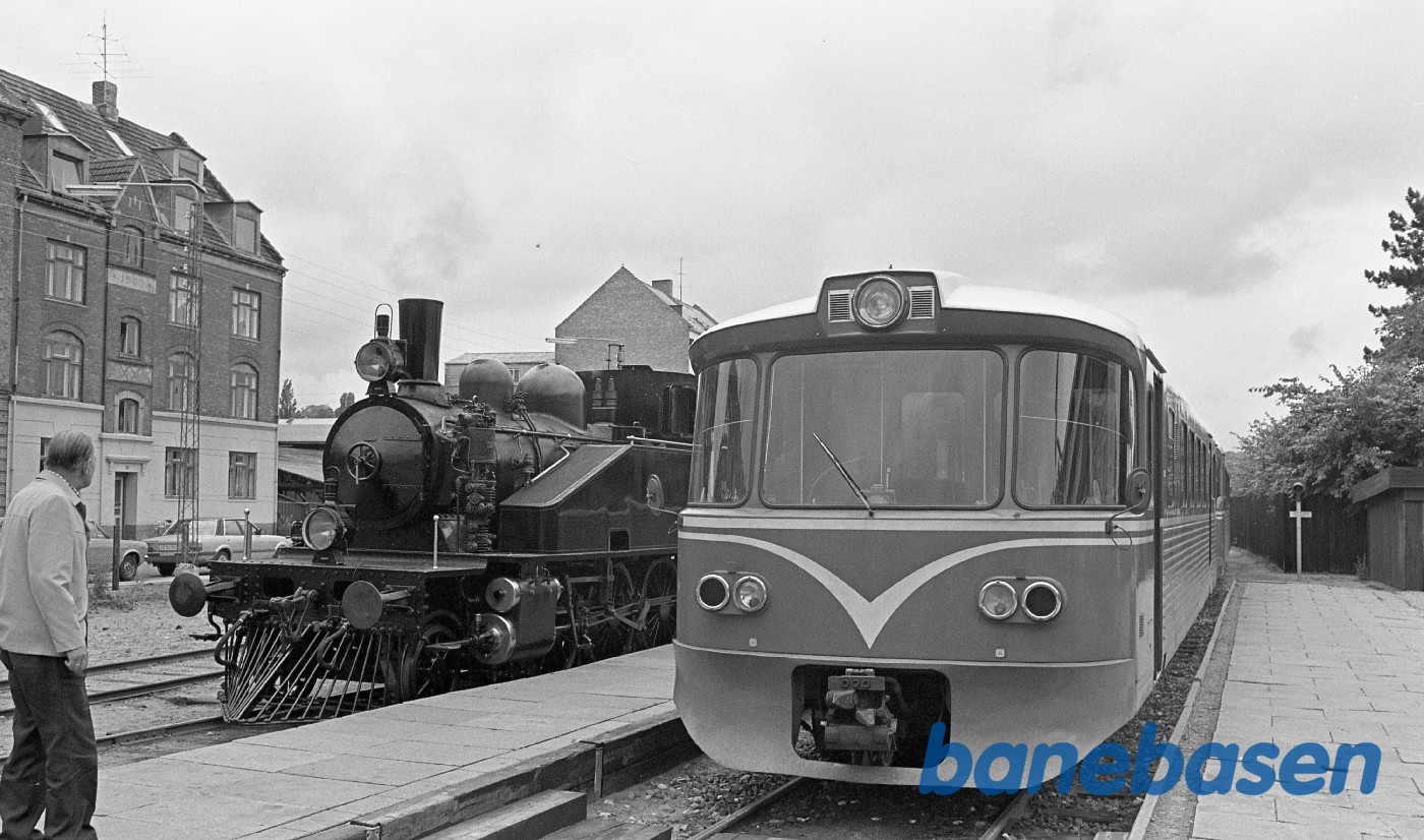 OKMJ 14 på Grønnehave station sammen med Y-tog OKMJ 14 på Grønnehave station sammen med Y-tog
