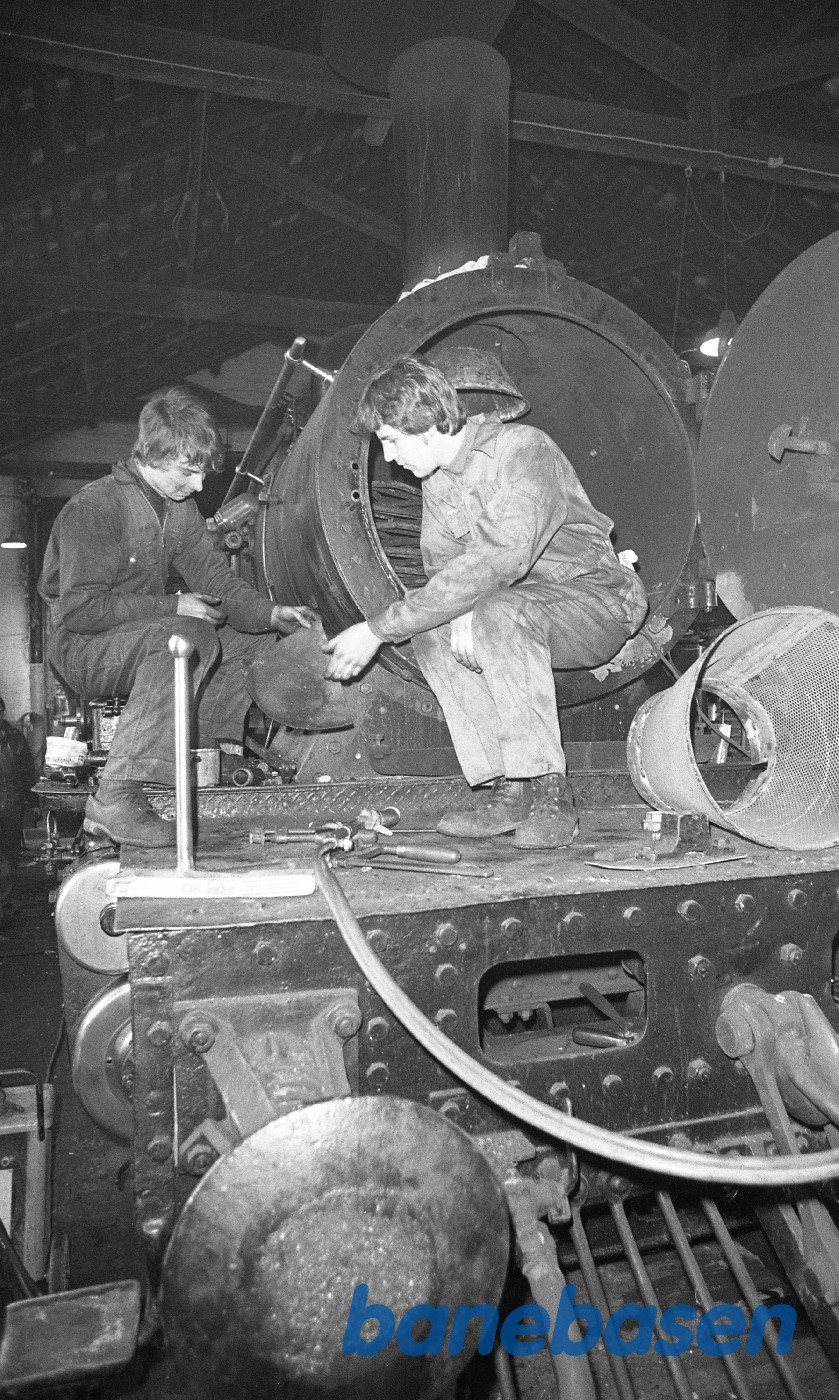 Kedelarbejde i røgkammeret på ØSJS 7 i Rungsted Kedelarbejde i røgkammeret på ØSJS 7 i Rungsted