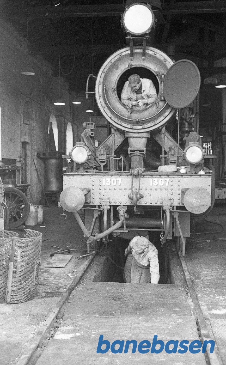 Eftersyn af S 1307 i remisen Eftersyn af S 1307 i remisen