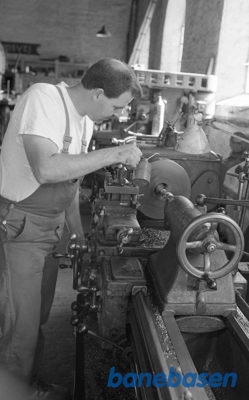 Maskinarbejde ved drejebænk i Rungsted Maskinarbejde ved drejebænk i Rungsted