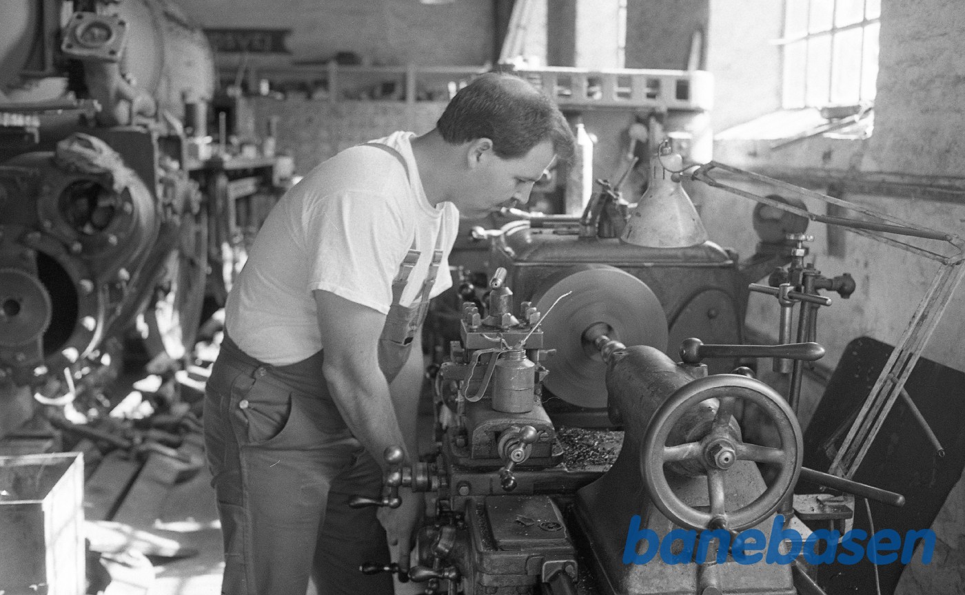 Maskinarbejde ved drejebænk i Rungsted Maskinarbejde ved drejebænk i Rungsted