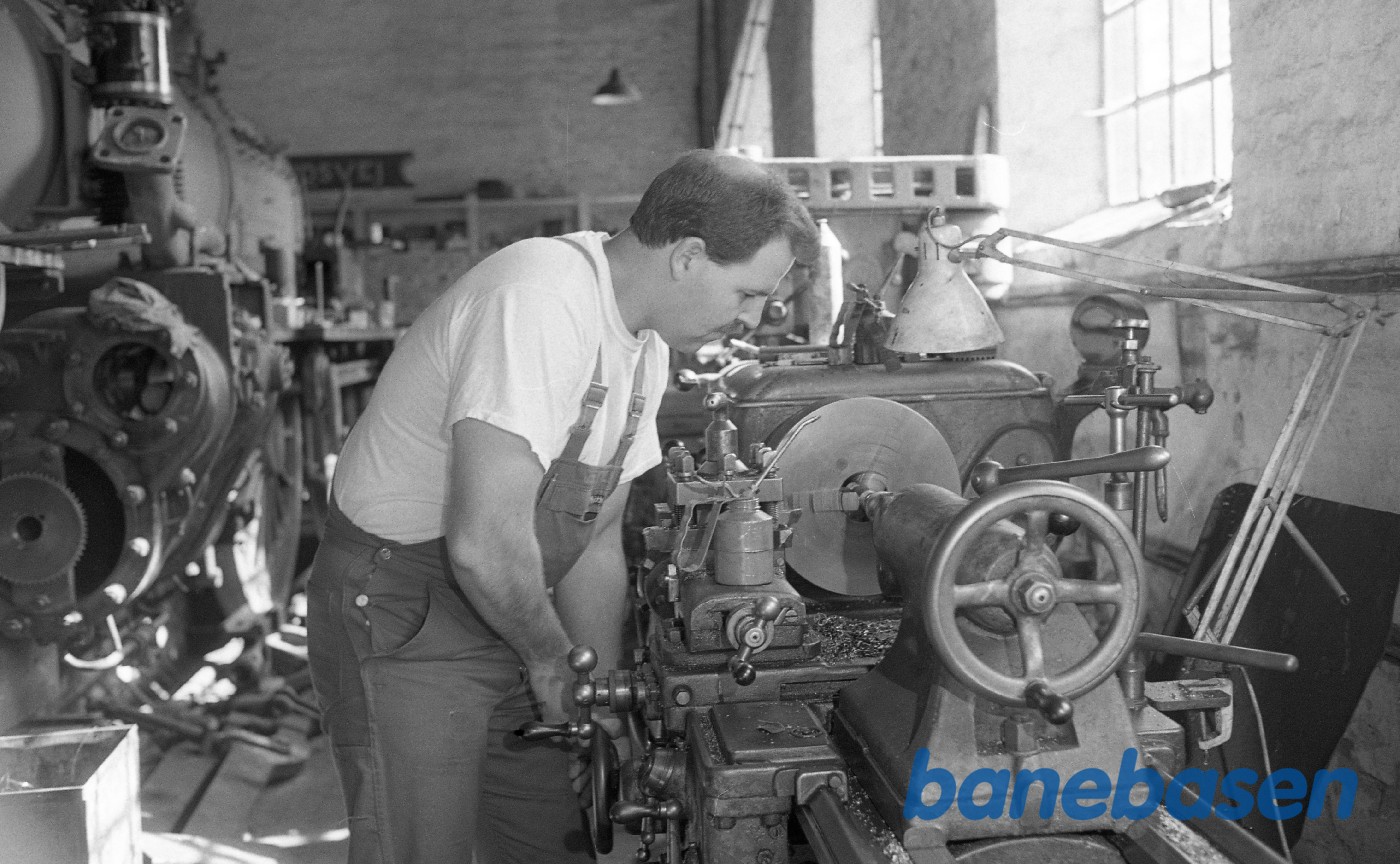 Maskinarbejde ved drejebænk i Rungsted Maskinarbejde ved drejebænk i Rungsted