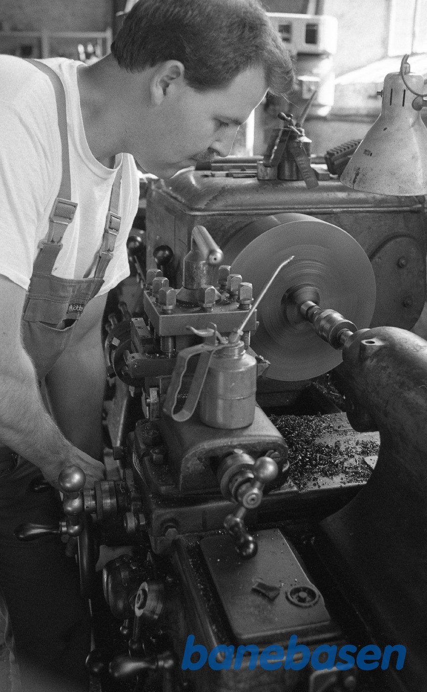 Maskinarbejde ved drejebænk i Rungsted Maskinarbejde ved drejebænk i Rungsted
